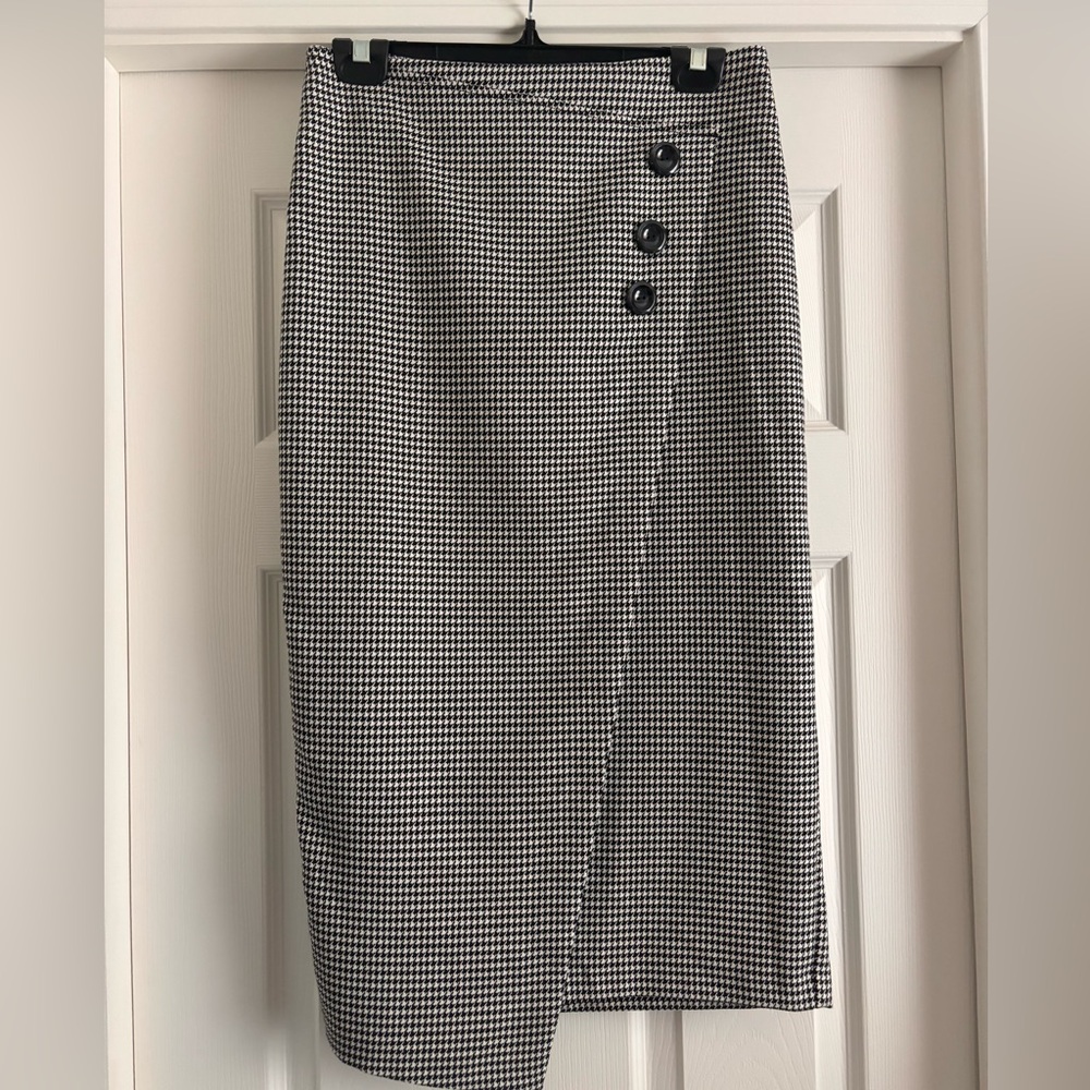 Vince Camuto Black and White Houndstooth Midi Skirt